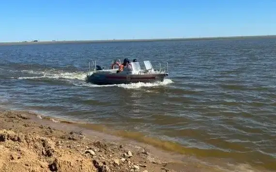 На лодках добираются до райцентра жители Индерского района Атырауской области