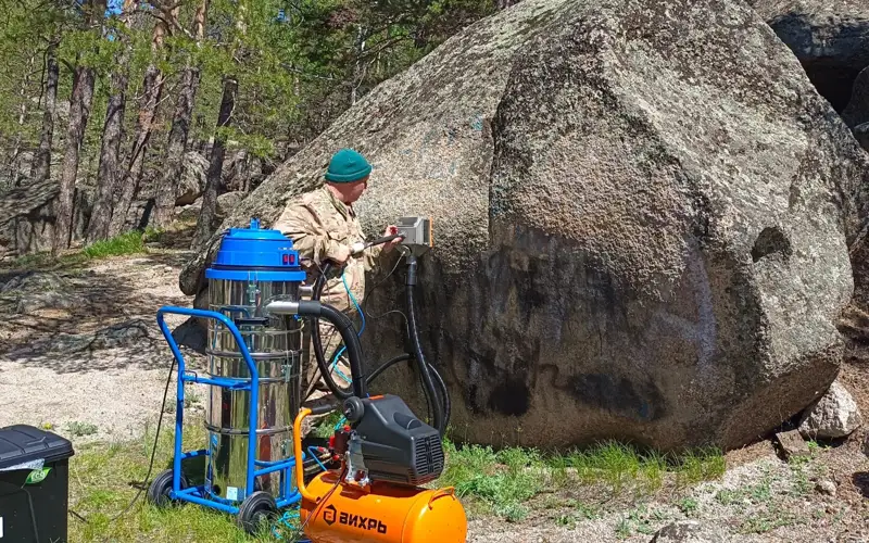 жартастағы жазу