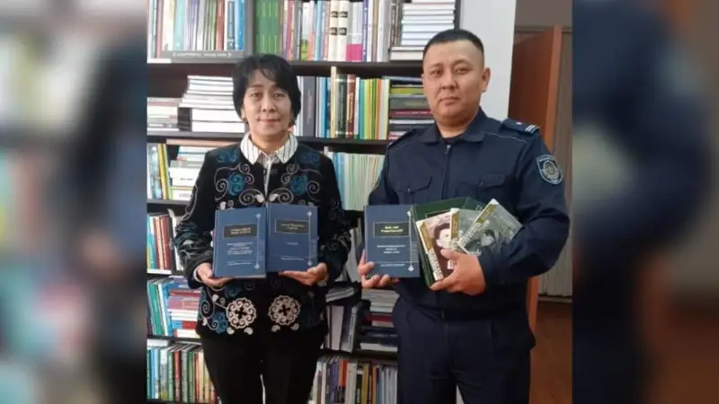 кітап сыйлады