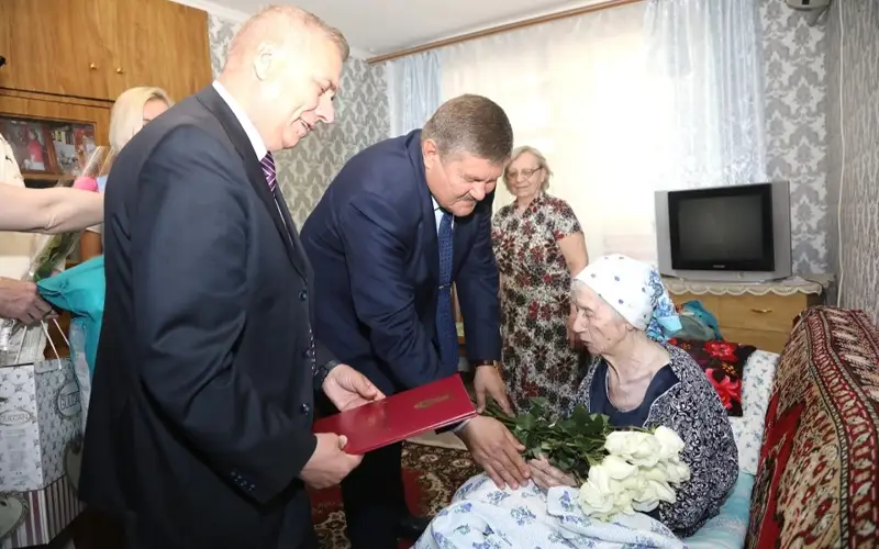 В Байконуре со 100-летием поздравили ветерана войны