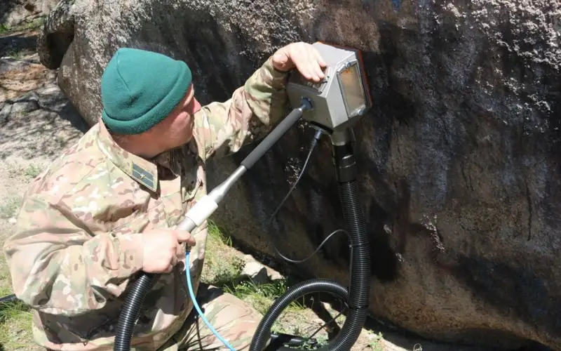 ГНПП «Бурабай» начал очищать скалы от вандальных надписей