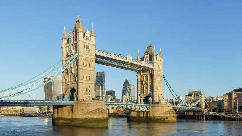 Скайдайверы впервые в истории пролетели сквозь Тауэрский мост