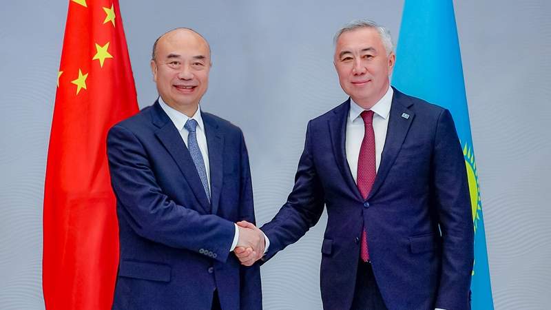 Вице-премьер Казахстана Серик Жумангарин и зампремьера Госсовета КНР Лю Гочжун на встрече в Астане