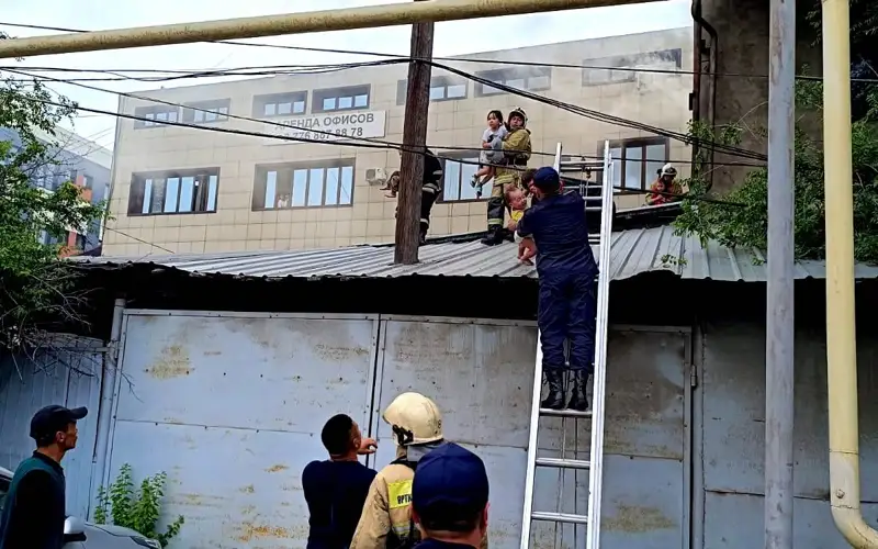 Из горящего дома пожарные спасли 12 человек в Алматы 