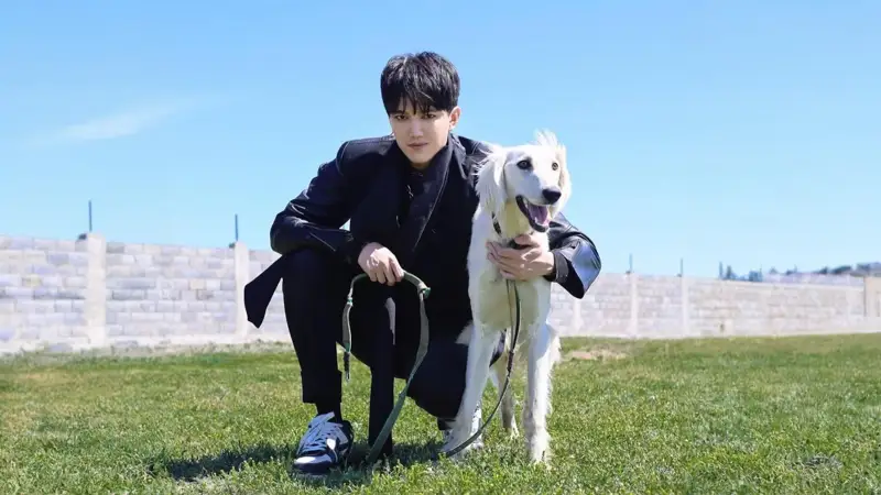 Dimash Kudaibergen shows tazy dog presented to him by President Tokayev