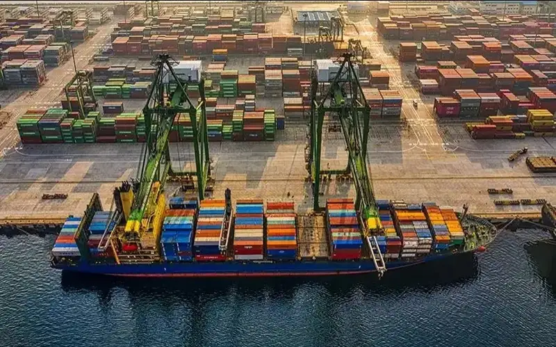 Новороссийскга ҳужум қилинди: КҚК штат режимида ишламоқда ASTANА. Кazinform - Новороссийскга дронлар ҳужум қилди. Каспий қувурлари консорциуми штат режимида ишламоқда. Мамлакат Энергетика вазирлиги маълумотларига кўра, Каспий қувурлари консорциумининг Новороссийск муниципал тузилмасидаги объектлари фақат Новороссийск денгиз портида жойлашган. “Ҳозирда Каспий қувурлари консорциумининг барча объектлари мунтазам штатда ишламоқда”, — дейилади агентлик хабарида. Россия матбуоти хабарига кўра, пайшанбадан жумага ўтар кечаси Новороссийск шаҳри ва унинг денгиз портига дронлар ҳужум қилган. Краснодар ўлкаси губернатори Вениамин Кондратьев Украина дронлари Новороссийскдаги фуқаролик объектларига ҳужум қилишга уринганини маълум қилди. Уларнинг барчасини ҳаво ҳужумларига қарши кучлар уриб туширган. Губернаторнинг сўзларига кўра, ёнғин дронлар қулаши туфайли бошланган. Аммо қурбонлар ҳақида дастлабки маълумотлар йўқ.