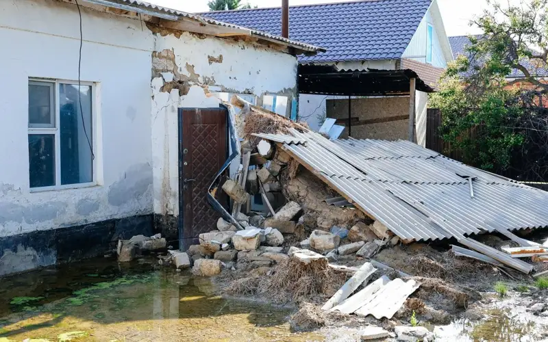 паводки, Атырау, разрушенный дом