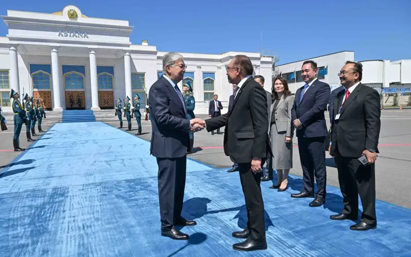  Қасым-Жомарт Тоқаев Малайзия Премьер-министрі Ануар Ибрагимді әуежайдан шығарып салды