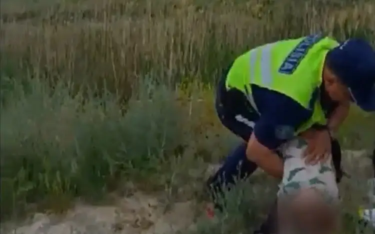 Упавшего в канал ребенка спас прохожий и реанимировал полицейский в Таразе