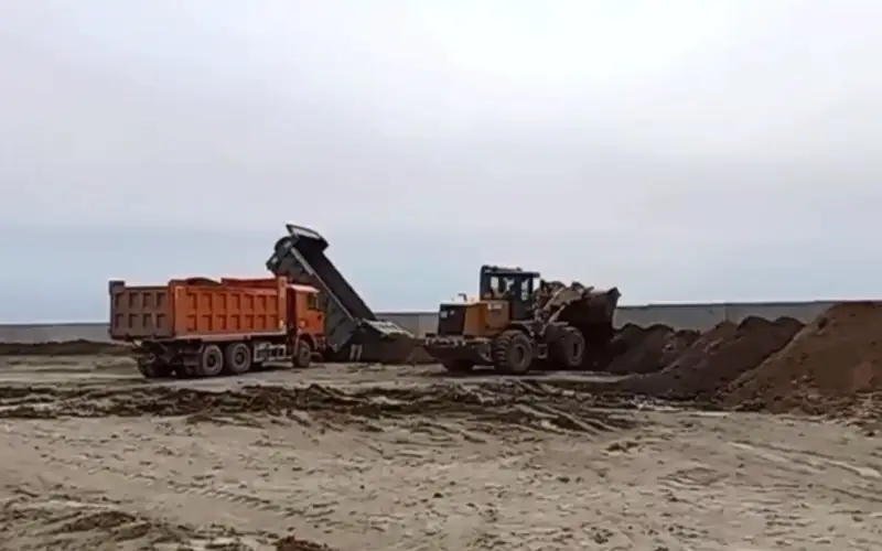 Для защиты кладбища в Сарайшыке соорудили дополнительную дамбу