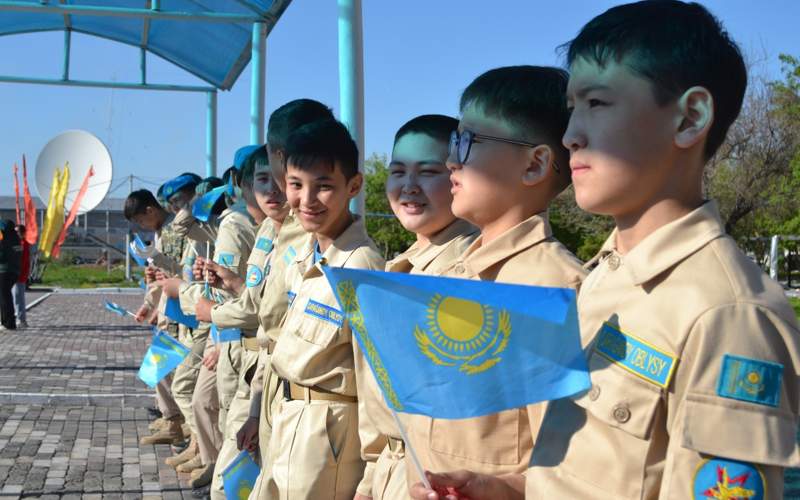 дети, флаги Казахстана