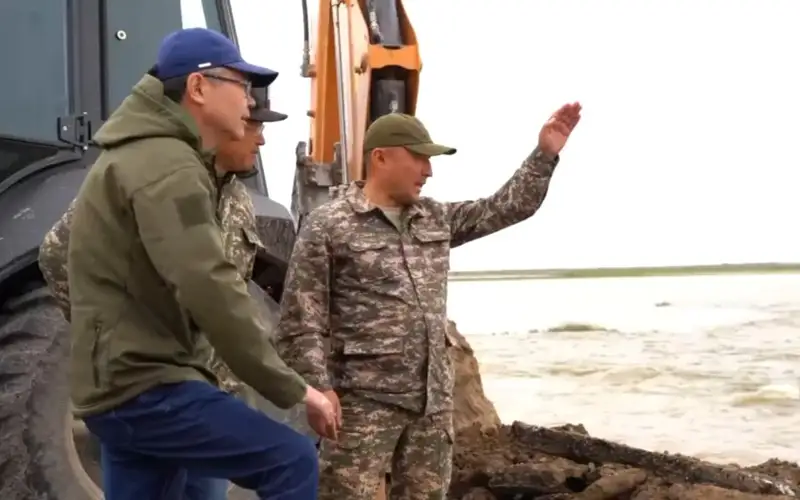 Аким Атырауской области проверил берегоукрепительные сооружения в Махамбетском районе