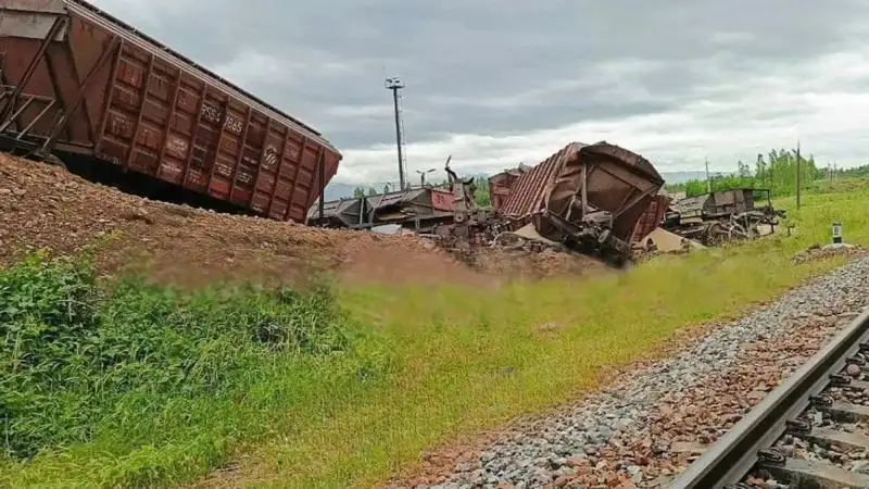 Ўзбекистонда юк ортилган 7 та вагон рельсдан чиқиб кетди