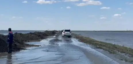 Возводятся защитные дамбы на трассе Атырау — Индер