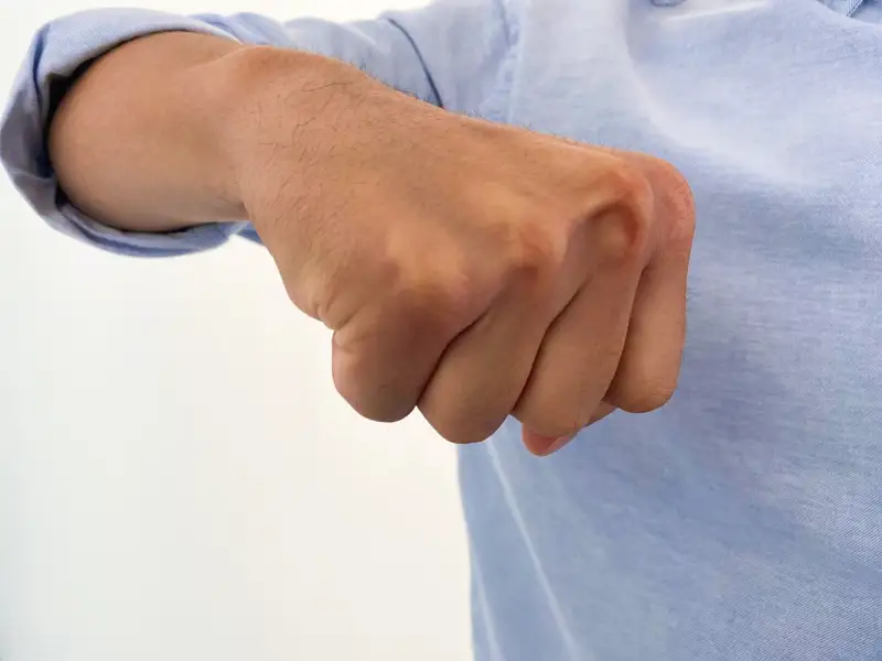 избиение кулак ұру  жұдырық