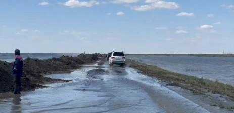 Возводятся защитные дамбы на трассе Атырау — Индер Возводятся защитные дамбы на трассе Атырау — Индер
