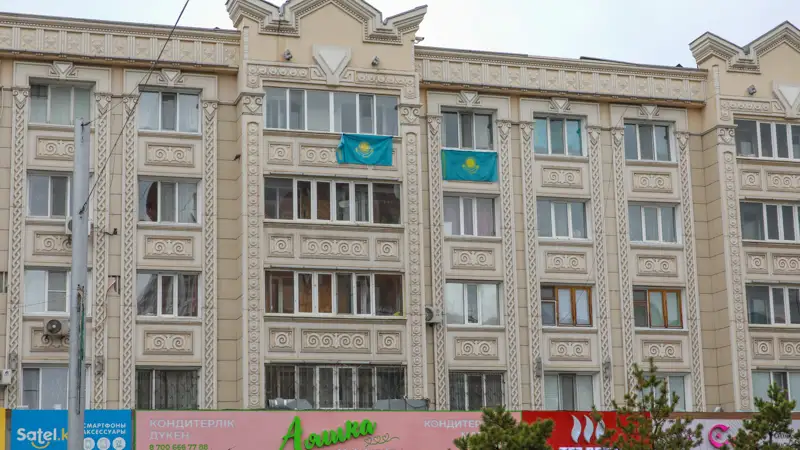 Балкондардағы жалаулар