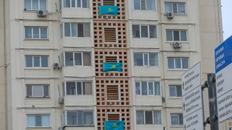 Balkondardaǵy jalaýlar
