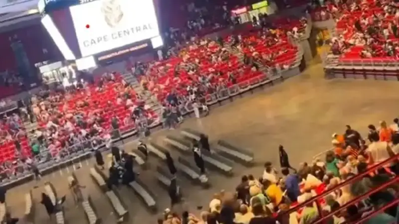 Миссуридаги битирув маросимида отишма содир бўлди