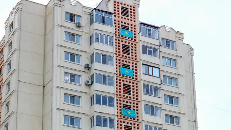 Балкондардағы жалаулар