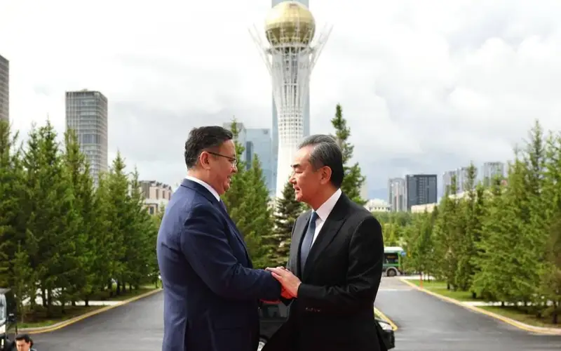 Chinese FM starts official visit to Kazakhstan
