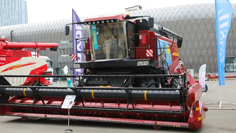 крупный красно-черный комбайн для сельского хозяйства ауыл шаруашылығына арналған ірі қызыл және қара комбайн