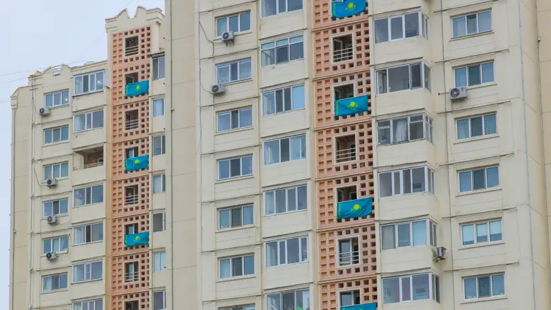 Балкондардағы жалаулар