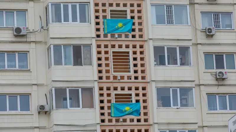 Балкондардағы жалаулар