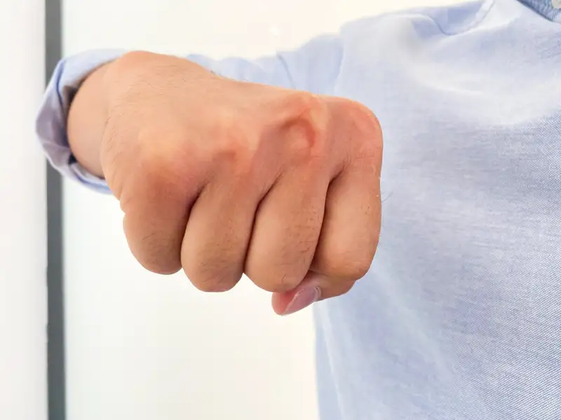 избиение кулак ұру  жұдырық