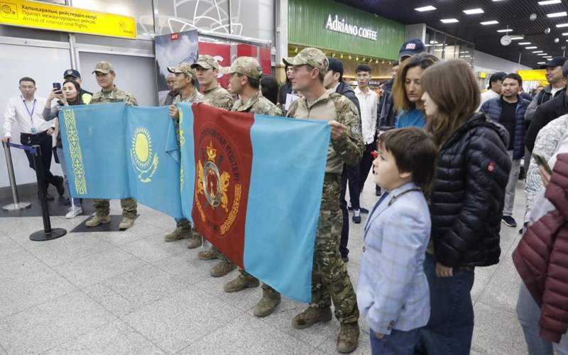 Покорителей Эвереста торжественно встретили в Алматы