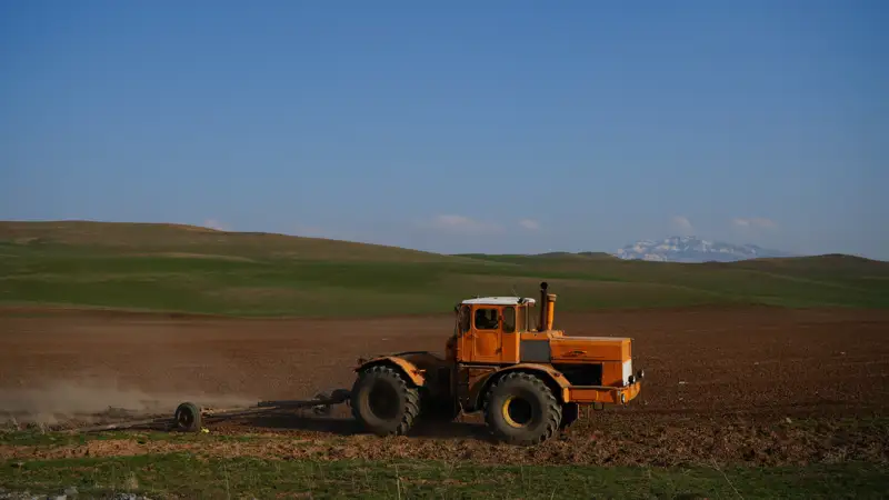 трактор в поле далада трактор