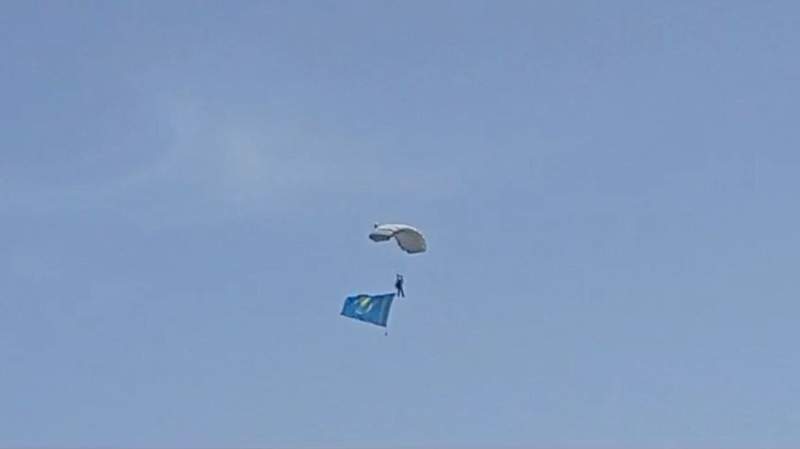 На учениях в Турции десантник из Казахстана раскрыл в небе флаг РК