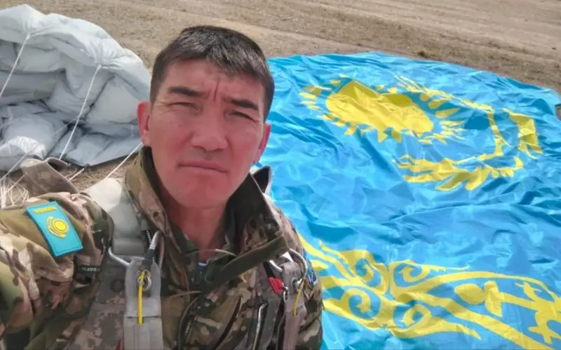 На учениях в Турции десантник из Казахстана раскрыл в небе флаг РК