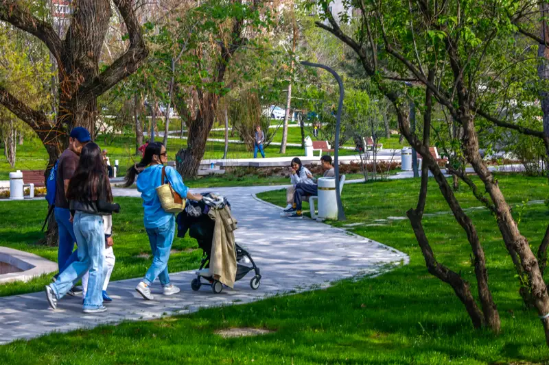 Almaty park lıýdı saıabaq adamdar