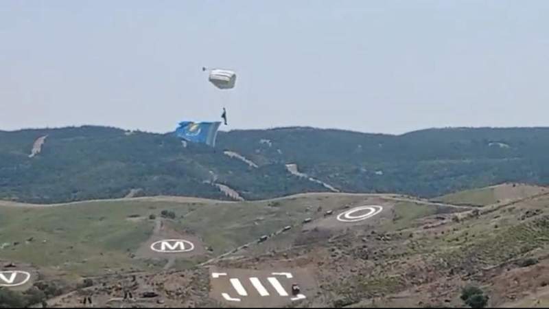 На учениях в Турции десантник из Казахстана раскрыл в небе флаг РК