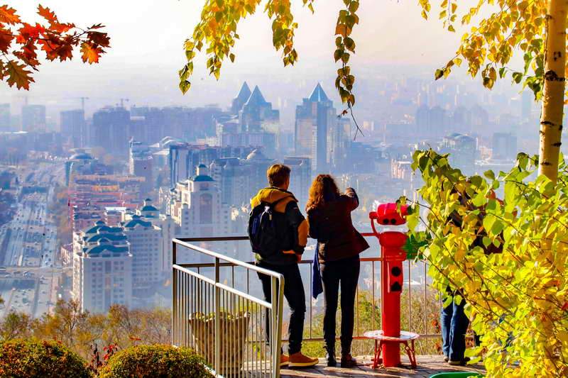 Kok Tobe lıýdı vıd goroda Almaty qala kórinisteri adamdar Kók Tóbe