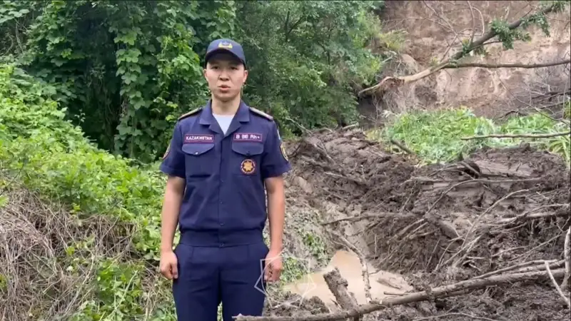 Спасатели очищают русло реки от грунта в Алматы