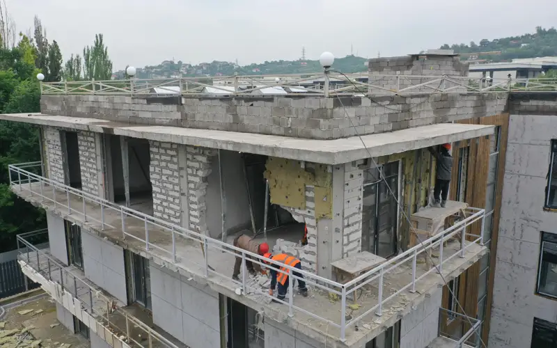 Часть элитного клубного дома сносят в Алматы 