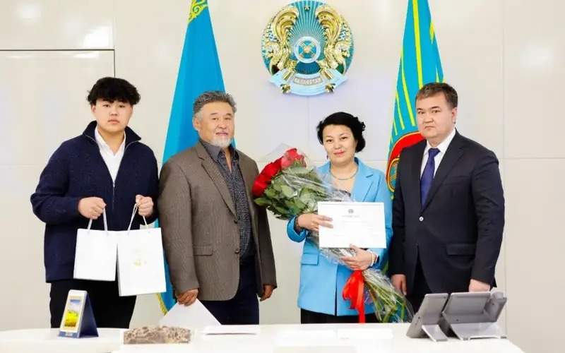 Akan Akimzhanov, his parents and Astana mayor Zhenis Kassymbek Akan Akimzhanov