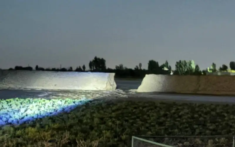 Эвакуировать население из-за прорыва дамбы начала в атырауском селе  Жалгансай