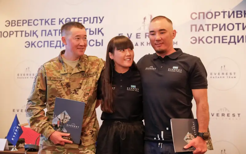 Ключи от квартиры героям Эвереста — в Алматы чествовали альпинистов