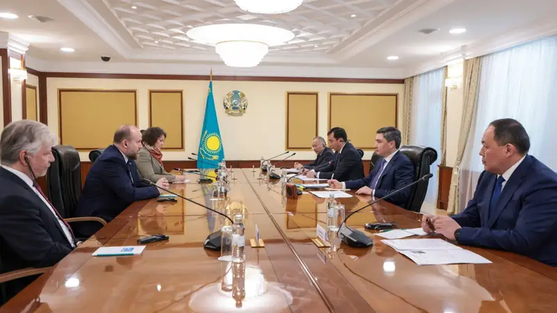 Олжас Бектенов провел встречу с председателем правления немецкой группы компаний Rhenus Group Тобиасом Бартцем
