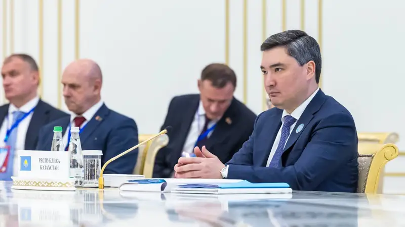 Oljas Bektenov prınıal ýchastıe vo vstreche glav pravıtelstv SNG v Ashhabade