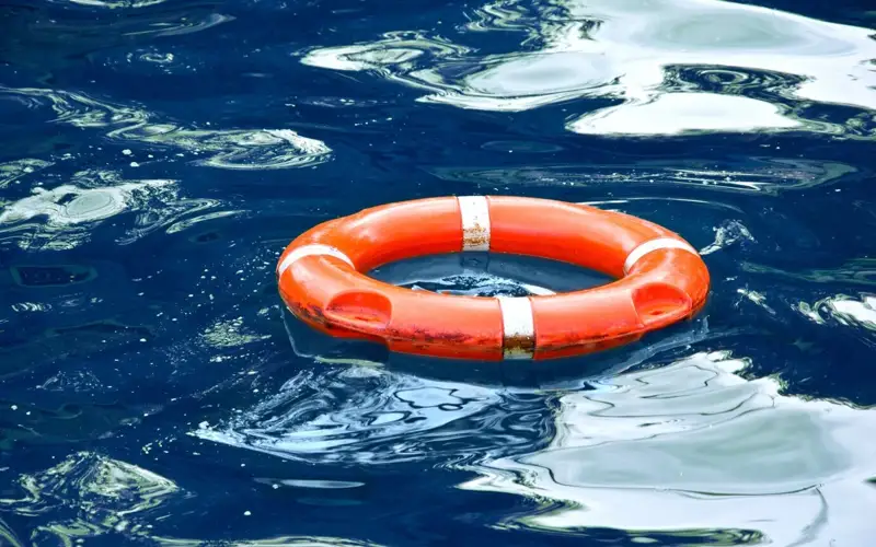 спасательный круг вода