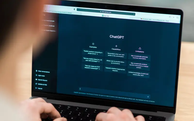 ChatGPT назвал профессии, в которых он может заменить человека