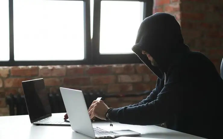 Мошенники заставили взять кредиты на 7 млн тенге 60-летнюю акмолинку