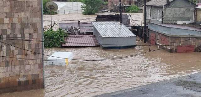 Населенные пункты и дороги затопило в двух областях Армении Населенные пункты и дороги затопило в двух областях Армении