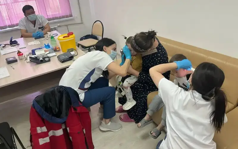 Over 500 residents of flood-hit Kulsary treated by Salamatty Kazakhstan health train brigade