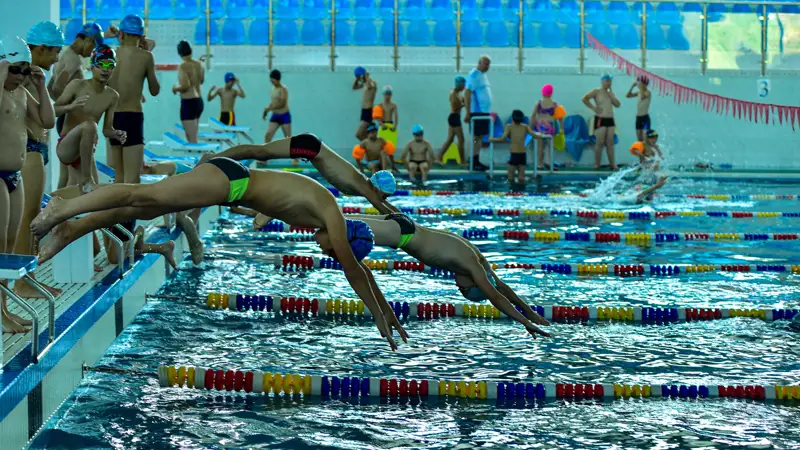 Плавание бассейн жүзу