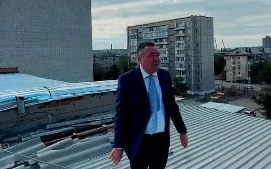 Зачем аким Семея забрался на крышу